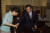 박근혜 당시 한나라당 대표(왼쪽)가 2004년 8월 서울 동교동 ‘김대중도서관’에서 김대중 전 대통령(오른쪽)을 만나 “아버지(박정희 대통령) 시절에 많은 피해를 보고 고생한 것에 대해 딸로서 사과합니다”라고 말했다. [사진 국회사진기자단]