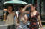 상하이가 150년 만에 최고 더운 5월 기온을 기록한 29일에 사람들이 거리를 걷고 있다. AFP=연합뉴스