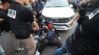 [속보] 청계광장 분향소 철거 방해…경찰, 민노총 4명 체포
