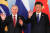 지난 2017년 블라디미르 푸틴 러시아 대통령(왼쪽)과 시진핑 중국 국가주석이 중국에서 열린 브릭스 정상회의에 참석해 기념촬영을 하고 있다. AFP=연합뉴스