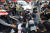 31일 경찰이 서울 청계광장 인근에서 기습 설치한 건설노조 간부 양회동 씨 분향소를 철거하는 과정에서 민주노총 조합원들과 충돌하고 있다. 연합뉴스