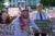 2019년 10월 미국 워싱턴DC 백악관 앞에서 도널드 트럼프 미국 대통령과 무함마드 빈살만 사우디아라비아 왕세자의 코스프레를 한 시위자들이 사우디 언론인 자말 카슈끄지의 사망을 규탄하는 시위를 벌이고 있다. AFP=연합뉴스