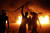 원주민 보호구역 경계 재설정 법안에 항의하는 브라질 원주민들이 지난달 30일 상파울로 외곽에서 타이어에 불을 질러 고속도로를 점거하고 있다. AP=연합뉴스