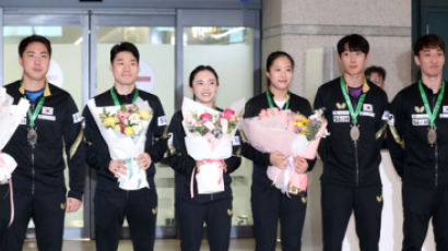 환한 미소로 돌아온 신유빈 “중국 선수와 겨루며 더 크게 성장”