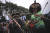 브라질의 과라니 원주민들이 지난달 30일(현지시간) 상파울루 외곽에서 원주민 보호구역을 축소하는 내용을 담은 법안에 항의하기 위해 고속도로를 막고 있다. 이들은 전통 활을 쏘며 경찰과 대치를 이어갔다. AP=연합뉴스