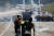 브라질 원주민들이 지난달 30일 상파울로 외곽 고속도로에서 경찰과 대치하고 있는 모습. AFP=연합뉴스