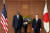 로이드 오스틴 미국 국방장관과 하마다 야스카즈 일본 방위상이 1일 일본 방위성에서 회담에 앞서 사진 촬영을 하고 있다. 로이터=연합뉴스