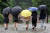 지난달 29일 전국 곳곳에 비가 내리는 가운데 경북 군위군 삼국유사면 석산리 약바람산촌생태마을에서 우산을 쓴 어린이들이 산책하고 있다. 뉴스1