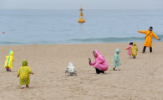 부산지역에 비가 내리는 1일 오전 부산 해운대해수장에서 알록달록 다양한 우의를 입은 어린이들이 즐거운 시간을 보내고 있다. 뉴스1