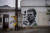 코소보 서부 도시 라호베츠에 그려져있던 노박 조코비치의 벽화가 지난달 31일 훼손됐다. AFP=연합뉴스