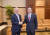 지난달 30일 천지닝(오른쪽) 상하이시 당 서기가 4년만에 중국을 방문한 제이미 다이먼(왼쪽) 미국 JP 모건 스탠리 회장과 회견에 앞서 악수하고 있다. 사진=웨이신 상하이발표 