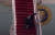 전용기 오르다 발 헛디뎌 넘어진 조 바이든 미국 대통령. 유튜브 화면 캡처