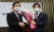 2021년 12월 9일 국민의힘 의원총회에서 당시 원내대표였던 김기현(왼쪽) 대표가 국민의힘에 입당한 이용호 의원에게 꽃다발을 전달하던 모습. 뉴스1