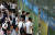 지난달 31일 서울 종로구 종각역 태양의 정원 광장에서 열린 '2023 종로구 온오프 청년취업박람회'를 찾은 취업준비생들이 참가업체 부스를 돌며 구직 상담을 하고 있다. 연합뉴스