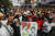 셰이크 하시나 총리의 숙적은 칼레드 지아 전 총리다. 사진 속 시위대가 들고 있는 포스터의 여성이 칼레드 지아, 오른쪽은 그의 남편인 지아우르 라흐만 전 . AP=연합뉴스