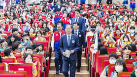 [포토타임] "글로벌 역량 키울 수 있게 청소년 지원할 것" RCY 70주년 선서식 참석한 한덕수 총리