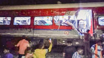 "부러진 팔다리 보였다"...인도 여객열차 충돌, 200여명 사망