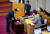 1일 부천시의회 본회의장에서 열린 제268회 정례회 제 1차 본회의에서 박성호 시의원 사직에 대한 무기명 투표가 진행되고 있다. 뉴스1