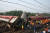 인도 동부 발라소르에서 일어난 열차 삼중 충돌 사고에 지난 3일(현지시간) 구조대원들이 현장을 수습하고 있다. AFP=연합뉴스
