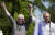 이날 시위를 이끈 야권 지도자 도날드 투스크(오른쪽) 전 폴란드 총리와 레흐 바웬사 전 대통령. AP=연합뉴스