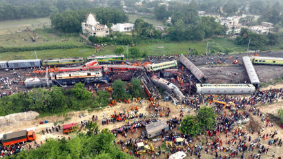 [사진] 낡고 거대한 인도 철도 … 3중추돌 최소 275명 사망