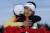 미즈호 아메리카스 오픈의 호스트인 미셸 위가 5일(한국시간) 우승을 차지한 로즈 장과 포옹하고 있다. 둘은 미국 스탠퍼드대 선후배 사이이기도 하다. AP=연합뉴스