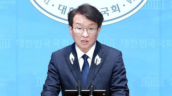 '천안함 자폭'에 前함장 반발…野 대변인 "부하 죽이고 무슨 낯짝"