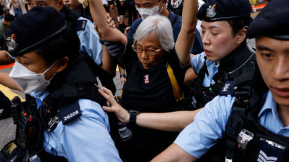 [사진] 천안문 시위 34주년, 민주화 운동가 연행