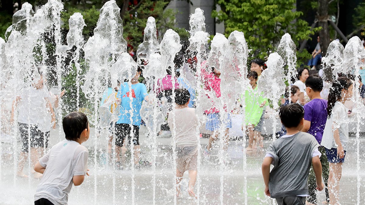 광화문광장에서 어린이들이 물놀이를 하고 있다. 뉴스1