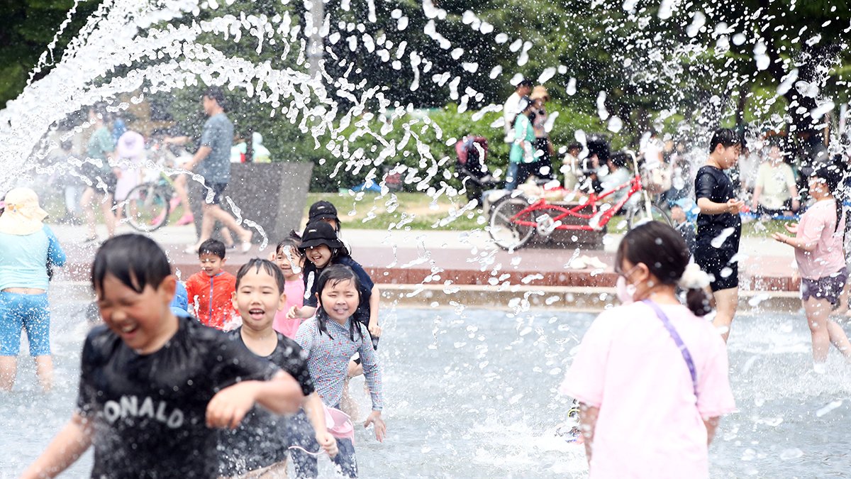 여의도 한강공원에서 어린이들이 물놀이를 하고 있다. 뉴스1