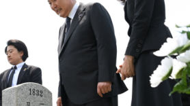 윤 대통령, 베트남전·대간첩 작전 전사자 묘역 방문…유가족 위로