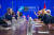 지난 1일 노르웨이 오슬로에서 열린 나토 외무장관 회의에서 토니 블링컨 미국 국무장관(왼쪽)과 각국 외무장관들이 토론을 하고 있다. AP=연합뉴스