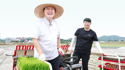 尹, 이앙기 타고 모내기…농민들과 우리밀 잔치국수 새참