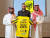 사우디 알이티하드 유니폼을 입은 들고 웃는 벤제마(가운데). AFP=연합뉴스