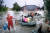 6일(현지시간) 우크라이나 헤르손주 노바 카호우카댐 폭파로 인근 마을이 물바다가 돼 구조대원이 주민들의 가재도구를 옮기고 있다. [AP=연합뉴스]