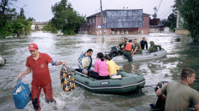 “우크라 댐 폭파로 마을 100곳 물바다…체르노빌 이후 최악 환경 재앙”