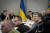 지난 6일 볼로디미르 젤렌스키(왼쪽에서 세번째) 우크라이나 대통령을 비롯한 우크라이나 정부 수뇌부가 카호우카댐 파괴와 관련한 긴급안보회의를 하고 있다. EPA=연합뉴스,