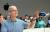 팀쿡 애플 CEO가 지난 5일(현지시간) 미국 캘리포니아 쿠퍼티노 애플 캠퍼스에서 애플의 신제품 비전프로를 선보이고 있다. AFP=연합뉴스