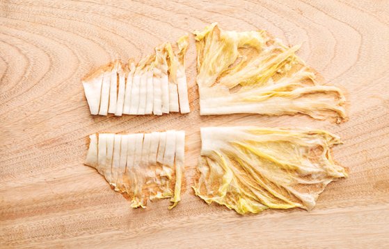 백김치처럼 큰 채소는 이파리와 줄기를 나눠서 사용한다. 사진 브.레드