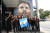 마이애미 시내의 메시 벽화 앞에서 기념촬영하는 메시 팬들. AP=연합뉴스