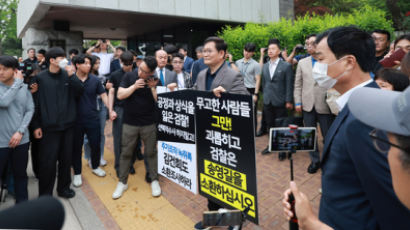 [사진] 송영길 ‘출두쇼’ 뒤 1인 시위
