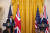 리시 수낵(왼쪽) 영국 총리와 조 바이든 미국 대통령이 8일(현지시간) 미 워싱턴DC 백악관에서 열린 공동 기자회견 도중 서로 얼굴을 바라보고 있다. 로이터=연합뉴스