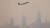 캐나다 산불로 인한 연기로 시야가 뿌옇게 된 미국 뉴욕 맨해튼의 빌딩들을 배경으로 8일 라구아디아 공항에서 비행기가 이륙하는 모습. [EPA=연합뉴스]