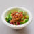 생채소 위에 볶은 돼지고기와 마늘 토핑을 듬뿍 올린 포크갈릭샐러드. 사진 쿠킹