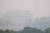 8일(현지시간) 워싱턴DC의 랜드마크인 링컨기념관(왼쪽)이 연무에 가려져 있다. AFP=연합뉴스