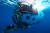 중국 국가문물국은 지난달 20일 남중국해 북서쪽 대륙붕 약 1500m 깊이 해저에 위치한 난파선 2척에서 다량의 유물을 발견했다. 사진은 이번 해저 유물 탐사에 사용된 중국의 심해 유인 잠수정 선하이용스(深海勇士)의 모습. 사진 차이나데일리 캡처