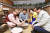 이철우 경북도지사(왼쪽 2번째)가 지난 3월 11일 경북 안동에 위치한 안동소주 기업 '민속주 안동소주'를 방문해 양조 과정을 체험하고 있다. 사진 경북도