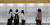 지난 5월 22일 서울 강남구 코엑스 B홀에서 열린 2023 제1차 KB굿잡 우수기업 취업박람회를 찾은 구직자들이 채용공고게시판을 보고 있다. 뉴스1