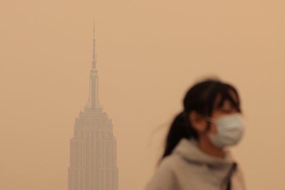 7일 (현지시간) 캐나다에서 발생한 산불의 영향으로 미국 뉴욕 맨해튼의 엠파이어 스테이트 빌딩이 연기로 뿌옇게 보이고 있다. 로이터=연합뉴스 