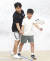 김회원(왼쪽) 대표는 소중 학생기자단에게 스쿼시를 가르쳐주며 ″스쿼시는 짧은 시간에 많은 활동량으로 체력을 높이고, 공을 세게 치면 나는 큰 소리가 스트레스를 풀리게 한다″고 말했다.